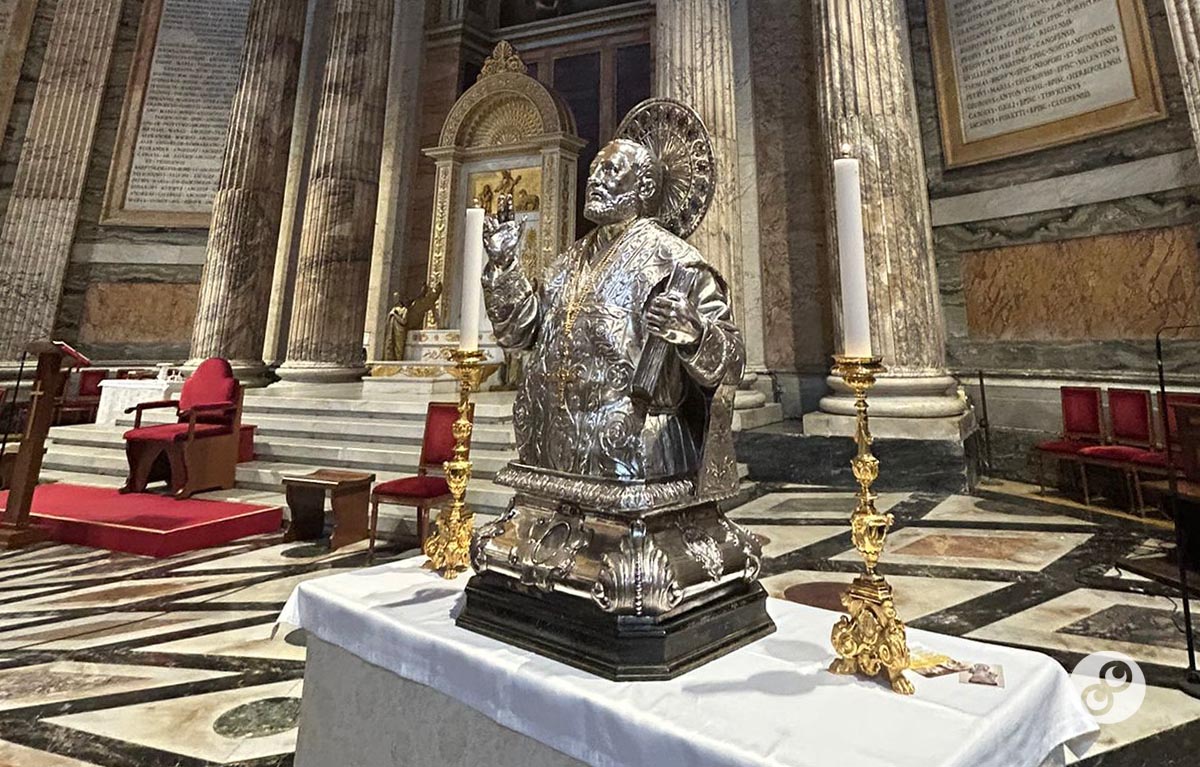 Benedizione nella basilica pontificia con il reliquiario di Sant'Adamo